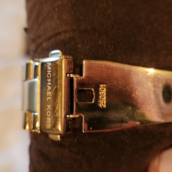 MICHAEL KORS WOMANS GOLD TONE WATCH # 3264- PINK. Box & tags. - Picture 8 of 9